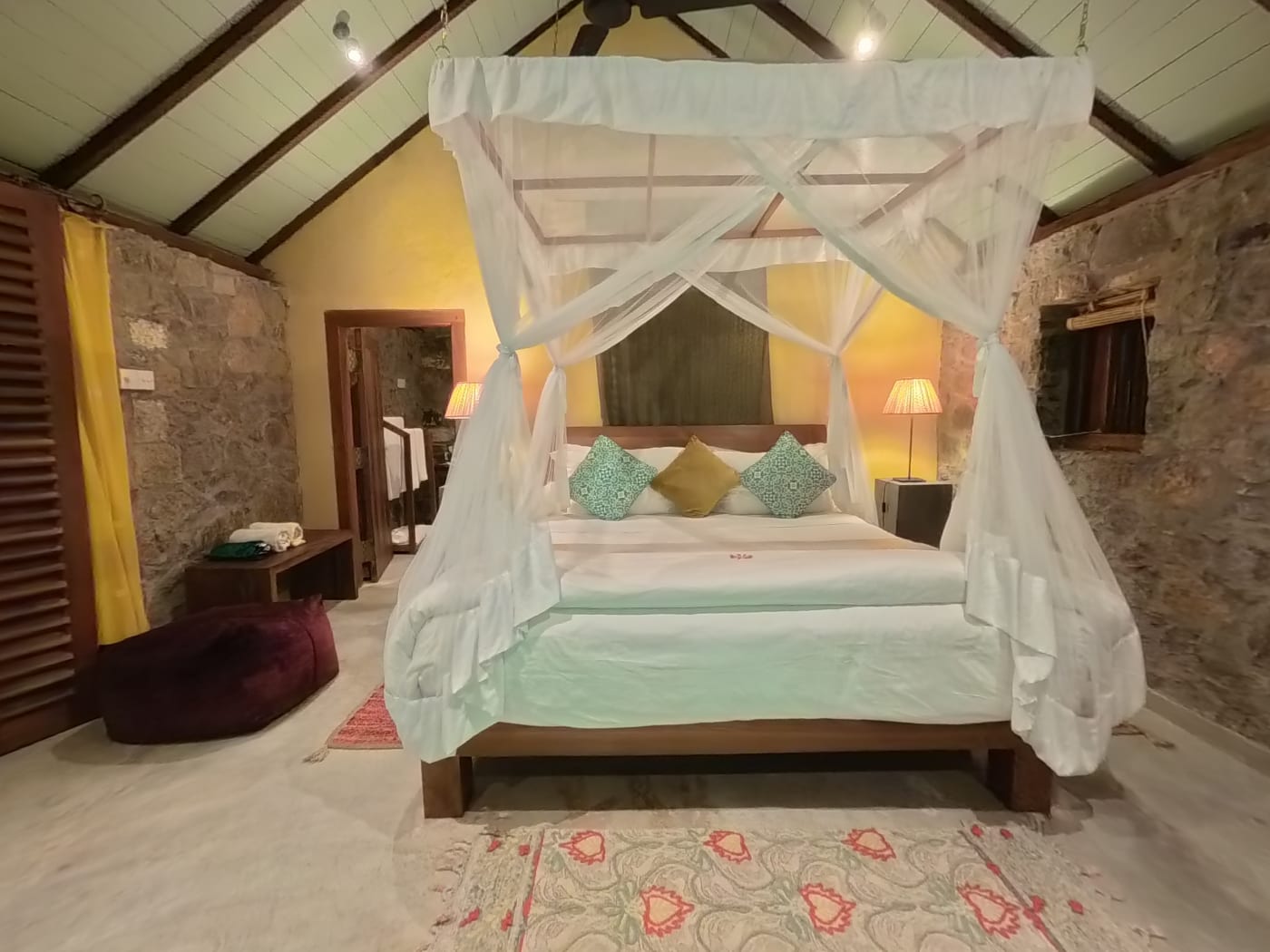 Chambre avec lit à baldaquin en 360°